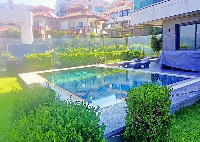 Luxury Seaview With 9000 M2 Access Villa Alanya